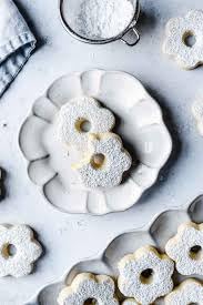 Fratelli Fiori Canestrelli Gourmet Cookies - Authentic Italian Shortcrust Pastry Biscuits Dusting with Icing Sugar - Delicious Sweet Butter Cookies Ideal for Tea Time, Coffee Breaks & Gifting - 2 Pack