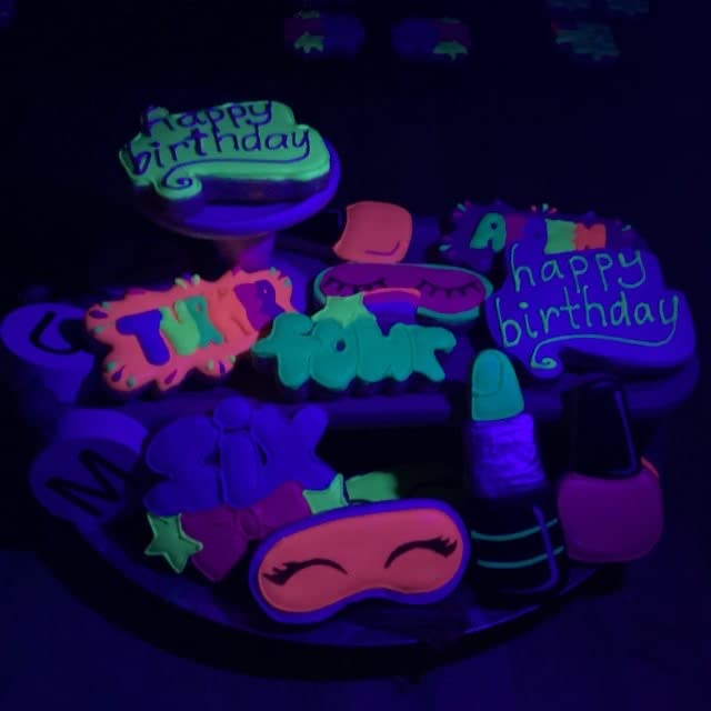 Sunflower Sugar Art Neon Violet Glow In The Dark Petal Dust Food Color - Deep, Rich Violet Matte Powder Cake Accessories for Cake Decoration - 4 Grams Non-Toxic Baking Stuff