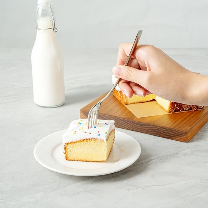 Restaurantware Pastry Tek 5 x 5 Inch Parchment Paper Sheets 200 Greaseproof Baking Sheets For Oven - Pre-cut Double-Sided Silicone Coating Unbleached Paper Nonstick Baking Sheets Reusable