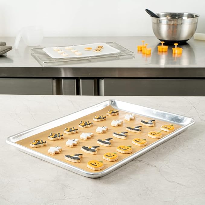 Restaurantware Pastry Tek 12 x 16 Inch Parchment Paper Sheets 200 Greaseproof Baking Sheets For Oven - Pre-Cut Double-Sided Silicone Coating Unbleached Paper Nonstick Baking Sheets Half-Size