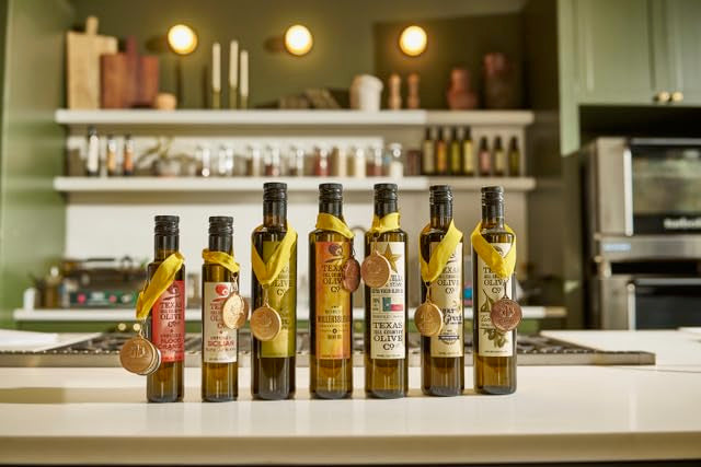 Texas Hill Country Olive Co Garlic Infused Olive Oil - Cold Pressed Gourmet EVOO Olive Oil - Great for Dressing Dipping Marinade - No Artificial Flavors or Added Sugar - Made in Texas (8.5 oz)
