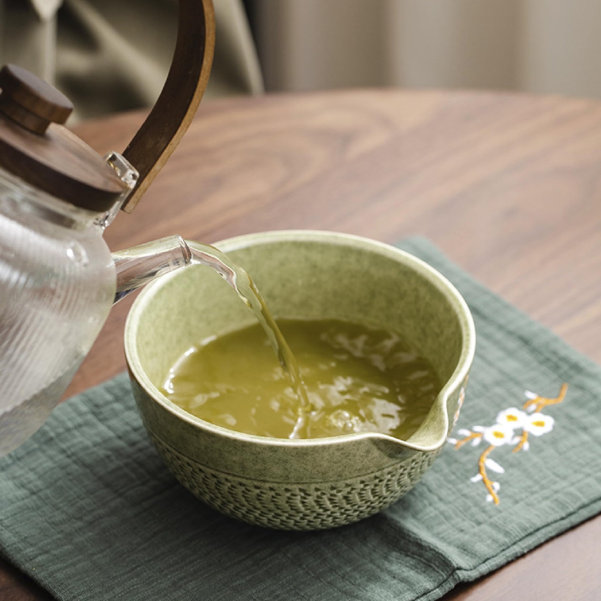 CAMATET Matcha Bowl with Spout, 500 ml/18 oz Ceramic Matcha Mixing Bowl, Japanese Ceremonial Matcha