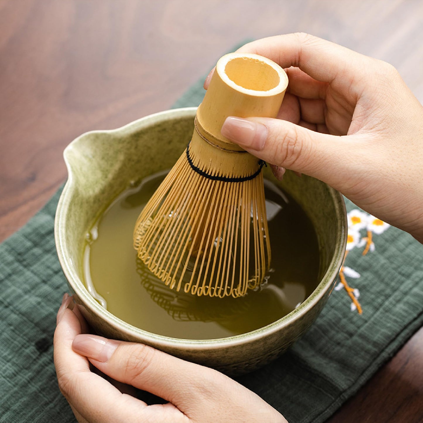 CAMATET Matcha Bowl with Spout, 500 ml/18 oz Ceramic Matcha Mixing Bowl, Japanese Ceremonial Matcha