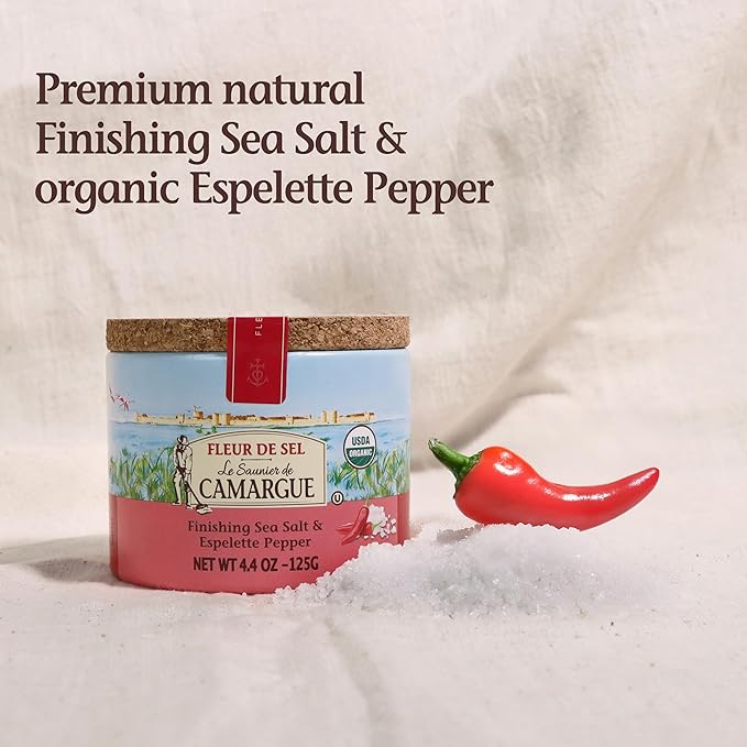 Le Saunier de Camargue Fleur de Sel with Espelette Chili – French Sea Salt Finishing Salt with Mild Chili Pepper – Gourmet Hand-Harvested Flaky Salt in Resealable Cork-Topped Container – 125g